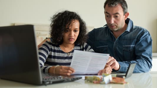 Un homme et une femme regardent une facture.