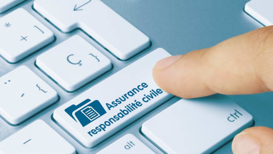 Un clavier avec une touche sur laquelle est inscrit responsabilité civile.