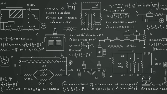 Un tableau noir rempli de calculs complexes.