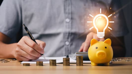 Des piles de pices et une ampoule.