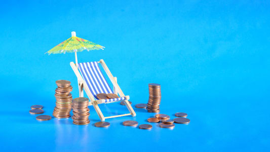 Une chaise longue et des piles de pices de monnaie.