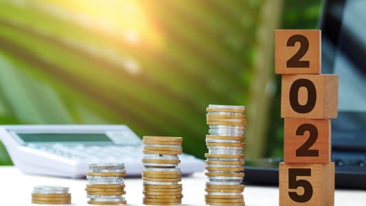 Des piles de pices et une inscription 2025.