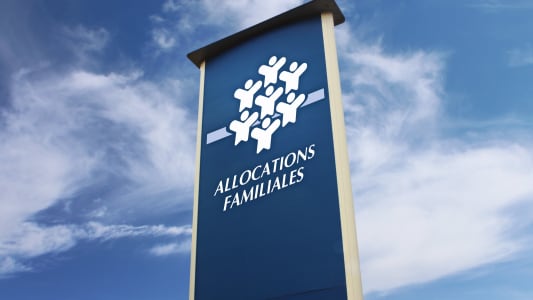 Un panneau portant l'inscription Allocations familiales