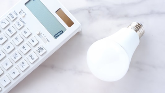 Une ampoule et une calculatrice.