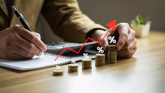 Des piles de pièces.