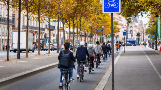 Des cyclistes � Paris.