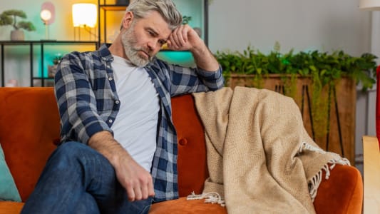 Un homme l'air maussade.