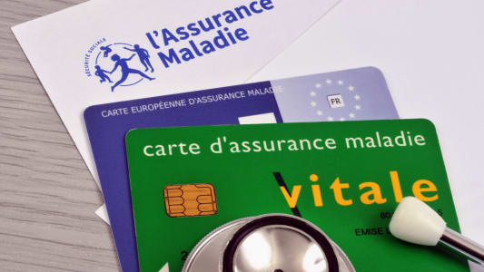 Une carte vitale et un document de l'Assurance maladie.