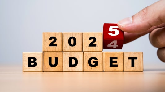 des cubes de bois sur lesquels est inscrit budget 2025.