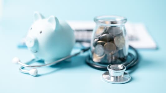 Une tirelire  ct d'un stthoscope.