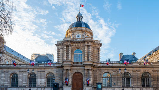 Le snat critique les anciens gouvernements sur la situation budgtaire.
