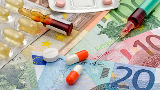 Des mdicaments et des billets de banque.