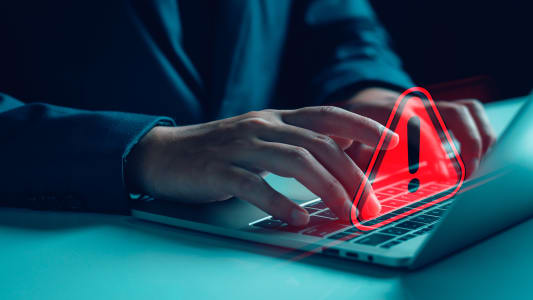 Un symbole attention sur un ordinateur.