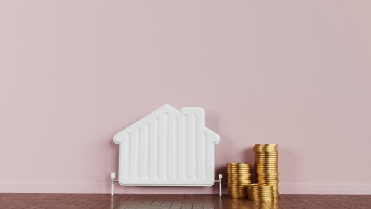 Un radiateur en forme de maison et des pices de monnaie.