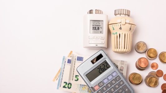 Une calculatrice, des billets et un thermostat.