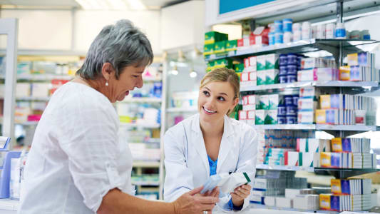 Une pharmacienne donne des explications  une femme sur des mdicaments.
