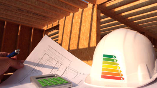 Un casque de chantier avec une chelle de performance nergtique et une calculatrice.