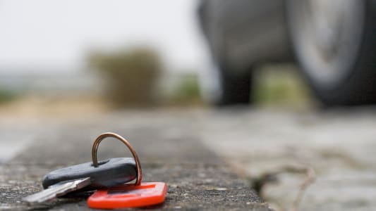 Une cl� de voiture sur le sol.