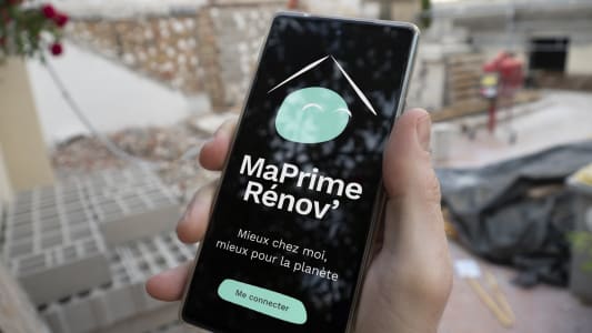 Un tlphone affichant le logo de l'aide  la rnovation nergtique MaPrimeRenov'