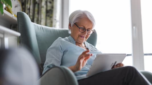 Une femme sur son ordinateur.