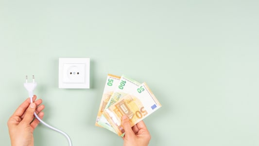 Une prise lectrique et des billets.