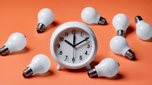 Des ampoules et une horologe.