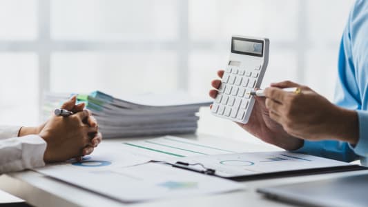 Quelqu'un qui montre une calculatrice.