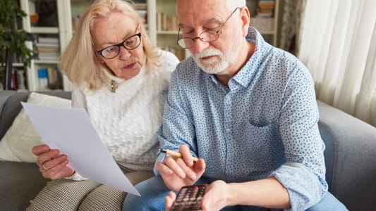 Deux personnes regardent des documents.