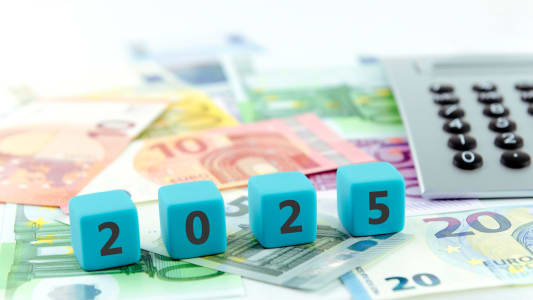 2025, des billets de banque et une calculatrice.