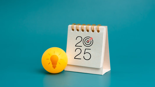 Une ampoule et un calendrier 2025