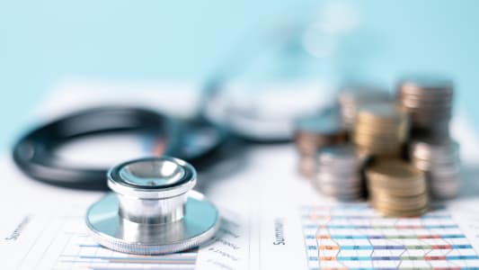 Un stthoscope et des pices de monnaie.