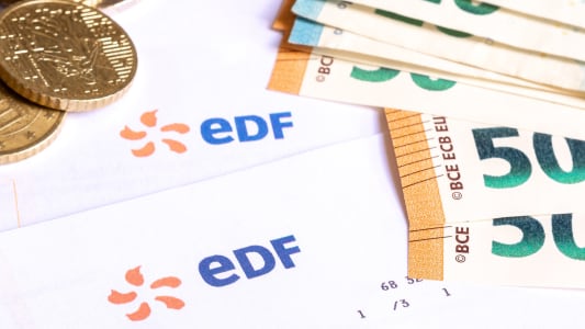 Une facture EDF et des billets.