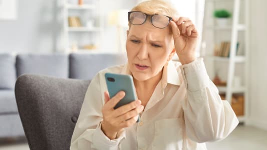 Une personne regarde son tlphone l'air tonn.