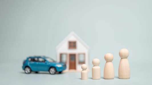 Une maison et une voiture miniatures