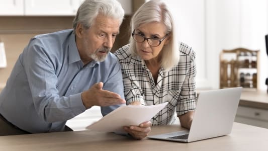 Un homme et une femme se posent des questions devant une facture.
