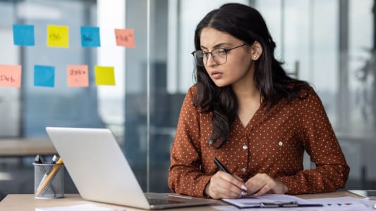 Une femme devant son ordinateur