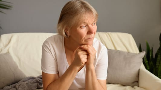 Une personne l'air inquiet.