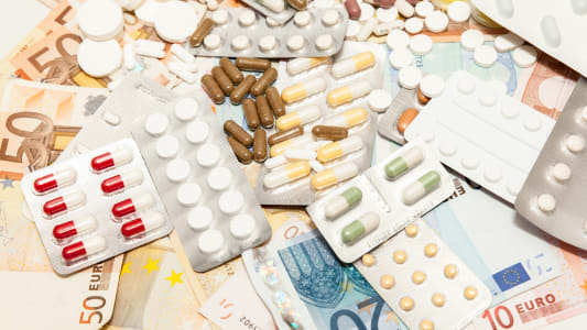 Des médicaments et des billets.