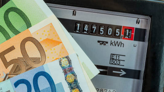 Un compteur de KWh et des billets.