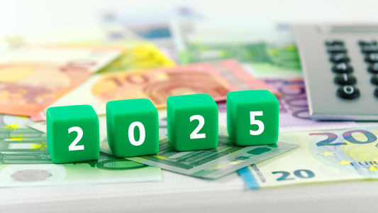 L'inscription 2025 avec des billets et une calculatrice.