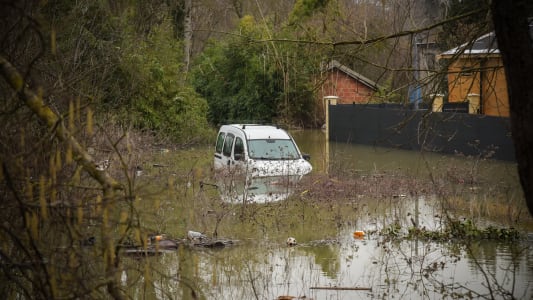 Une voiture inonde.