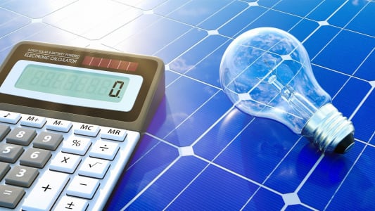 Une ampoule, une calculatrice et un panneau photovoltaque