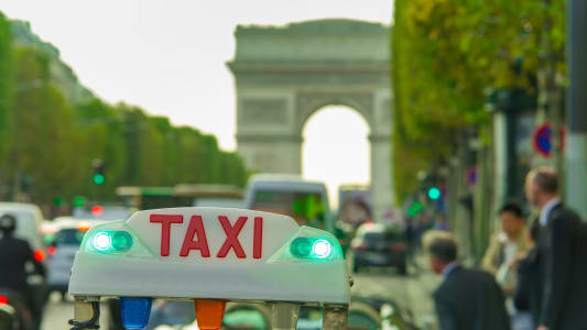 Un taxi à Paris, près de l'Arc de Triomphe.