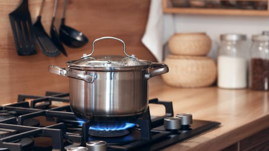 Une casserole sur une gazinnire.