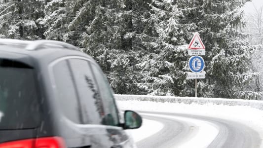 Une voiture sur une route de montagne.