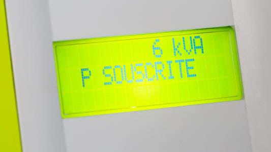 Un compteur Linky indiquant une puissance souscrite  6 KVa