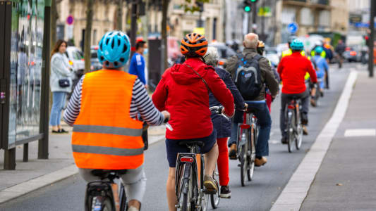 Des cyclistes sur les bords de Seine,  Paris.