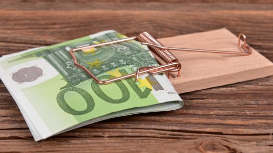 Un billet de 100 euros dans un pige.