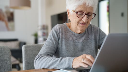 Une femme devant son ordinateur.