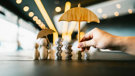 Un parapluie et une pile de pices de monnaie.